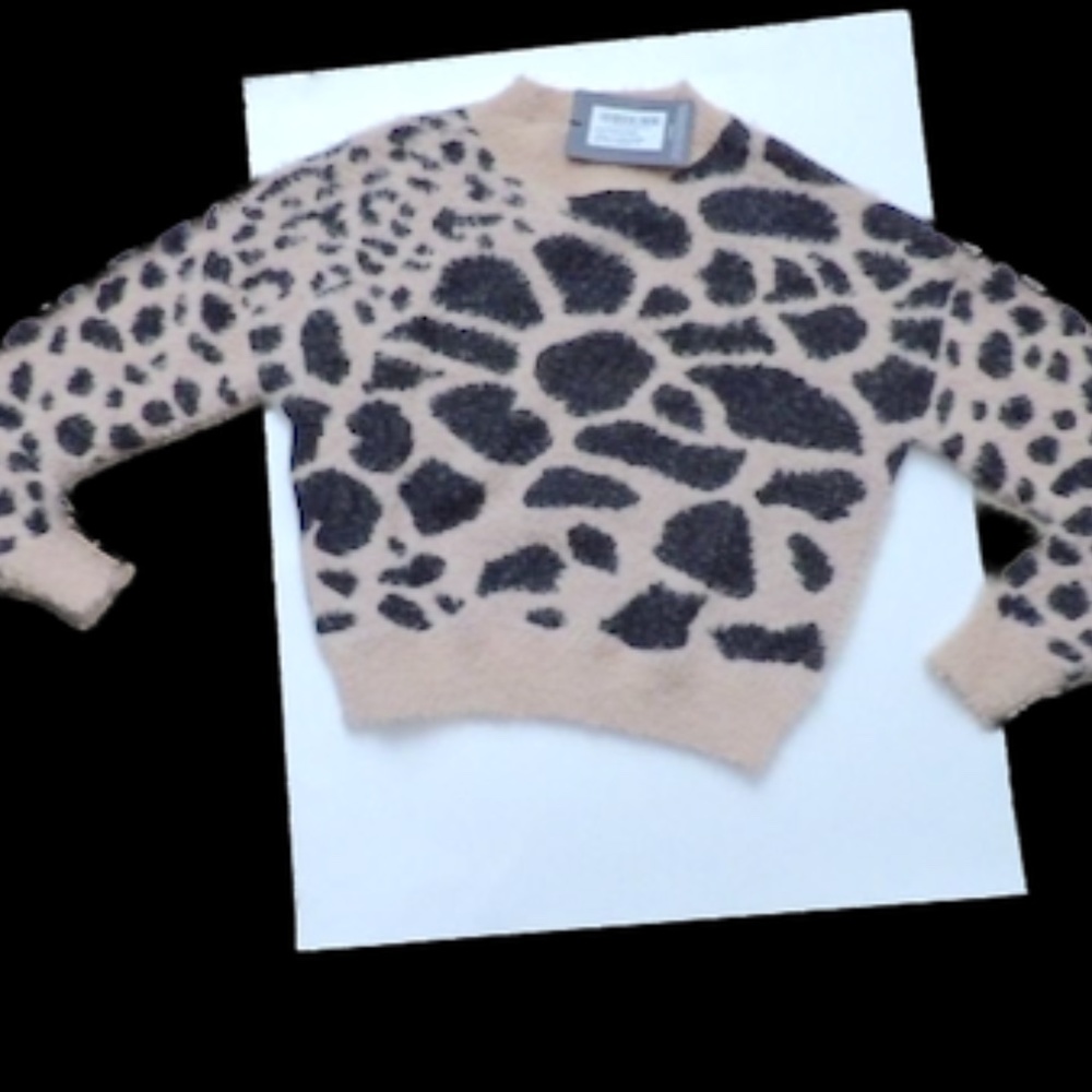 FUZZY SWEATER IN ANIMAL PRINT DESIGN